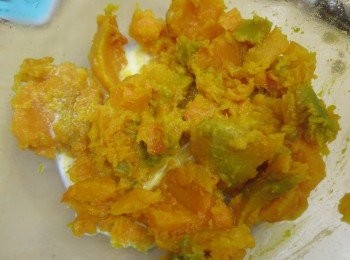 step1: 南瓜先蒸熟，之後用小匙把似都全挖出來
熟南瓜+牛奶拌一拌後，再壓爛拌勻