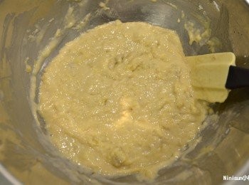 step4: 在步驟2裝<span class="group_2">乾性食材</span>的鋼盆依序放入 蛋、步驟1混合的牛奶、蜂蜜、植物油、香蕉泥