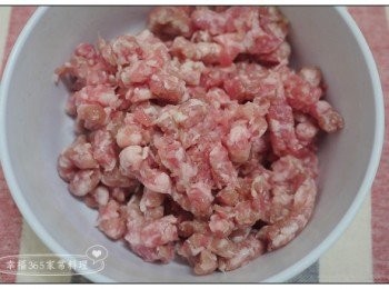 step3: 絞肉以一大匙米酒醃約10分鐘。