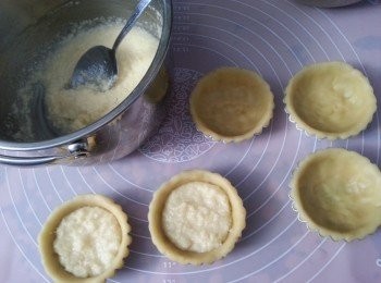 step10: 此時預熱焗爐250度,開始將餡料加入模內,加約八成滿,將餡料"登"平