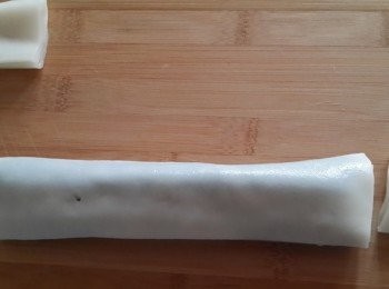 step5: ~捲起來~先將前後兩端多餘的板條切掉~ 再切成你要的大小~或是不切也可以喔