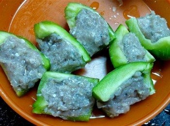 step2: 將鯪魚肉釀於青椒內，備用。