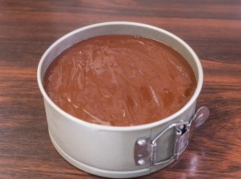 step15: 蛋糕面做法：平均倒於蛋糕體上再掃平。把整個蛋糕於入雪櫃冰格中 6 小時以上。享用前先取出蛋糕至室溫約 30 分鐘（冬天時需要解凍較長的時間），脫模解凍至用刀切入的狀態即可。