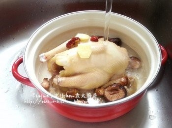 step8: 盛起放入煲 , 再加入冬菇 , 冬菇蒂 , 紅棗 , 薑片及適量水