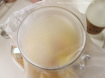 step8: 用保鮮膜把瓶口封好，上好蓋，把它放到陰涼沒有日照的地方存放最少半年，便成了自家專屬的紀州南高梅酒。