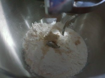 step3: 將底筋麵粉150g,生粉20g,砂糖28g,泡打粉2g,拌勻，加入酵母水，再慢慢加入75g牛奶於粉糰中，將粉糰搓勻