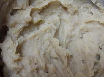 step1: 先將番薯用電鍋蒸熟後搗成泥狀~