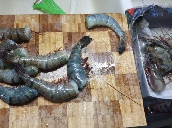 step1: 急凍虎蝦解凍洗淨後,切去頭部份不要,用牙籤挑去腸臟,搣去殼(搣剩尾部)