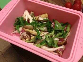 step3: 在調理盒李放上新鮮蔬菜