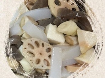 step10: 起鍋加入沙拉油及麻油將里芋、紅蘿蔔、蓮藕、牛蒡、乾香菇放入炒香。加入高湯，煮滾後加入雞肉、鱈魚丸 轉中小火，加入調味料，蓋上蓋子，煮大約15分鐘翻動一次，當鍋中湯汁剩下一半時即可關火。