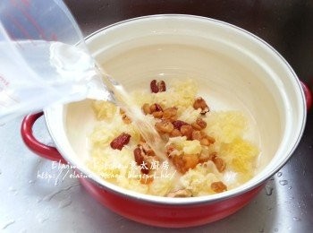 step5: 煲內放入雪耳 , 紅棗 , 圓肉 , 加入適量水用中火煮滾