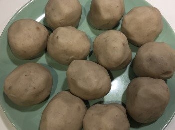 step2: 將芋泥搓成圓球，大概45克一個。