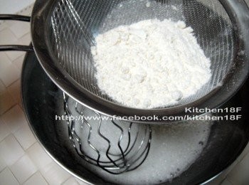 step3: 將「篩網」置於鋼盆上方，直接過篩全部「低筋麵粉」，再用打蛋器攪拌至無粉粒狀。