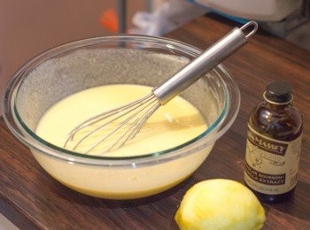 step4: 之後加入雞蛋拌勻，檸檬洗乾淨後刨出一個檸檬份量的檸檬皮屑入內（檸檬留下備用），加入雲呢拿精華拌勻