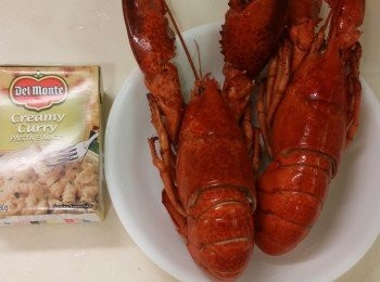 step1: 爆香3片煙肉粒備用,用牛油爆香蒜蓉後加入1/3煙肉粒略炒備用。