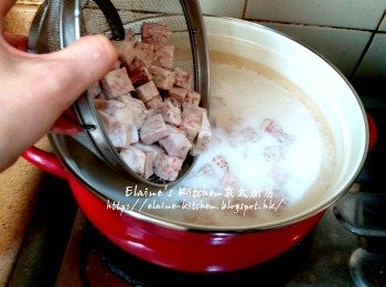 step12: 逐一加入眉豆 , 芋頭粒 , 黃蕃薯粒 , 紫蕃薯粒及西米拌勻