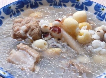 step5: 市面上的四神湯都會加豬腸，豬肚，不敢吃的內臟的人,可以用排骨替代。