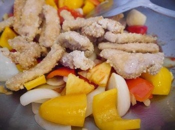 step7: *加入<span class="group_1">糖醋醬</span>汁以及肉塊拌勻，最後加入水100ml，讓醬汁多一點，加熱拌炒一下收汁即可。