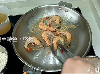 step2: 落橄欖油，將帶子和魷魚輕輕煎香；蝦煎至轉色，盛起