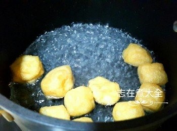 step3: 豆卜出水，擠出水份後剪開一半