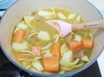 step6: 倒入適量的咖哩粉拌一下，蓋上鍋蓋小火煮約20分鐘。或煮至蘿蔔及馬鈴薯軟後即可熄火。