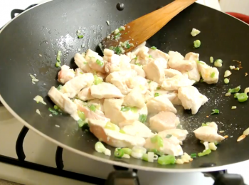 step2: 先用2湯匙油爆香蒜蓉及蔥, 爆香後落雞肉, 5成熟後落鹽, 炒至熟後拿起