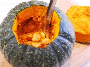 step9: 將南瓜頂部切出一個圓形蓋子，以湯匙挖出南瓜籽與囊