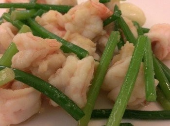 step1: 韭菜蝦仁洗淨，倒入橄欖油，把蒜頭爆香，加入蝦仁，炒到一半看蝦仁７分熟時再把韭菜加入，