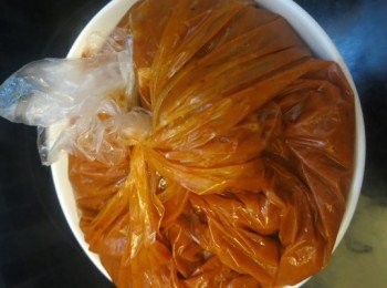 step6: － 輕輕把膠袋的空氣壓出，打結，放入雪櫃醃最少3小時
  ***能醃上一個晚上就最好了
