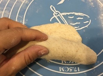 step4: 再將麵糰捲成長條。
