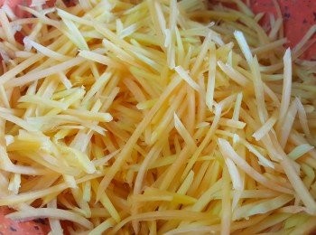 step2: 青木瓜去皮去籽，刨成絲備用。