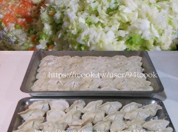 step4: 剛包好的高麗菜水餃需撒少許麵粉，用泡茶的鐵茶盤盛裝放入冷凍庫。