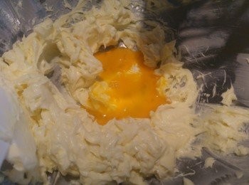 step5: 蛋液只需用80克, 分幾次加入忌廉芝士內攪混。