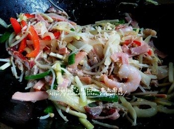 step9: 加入叉燒及火腿片拌勻炒香 , 再加入韭黃 , 銀芽 , 蝦仁拌勻炒至蝦仁轉色