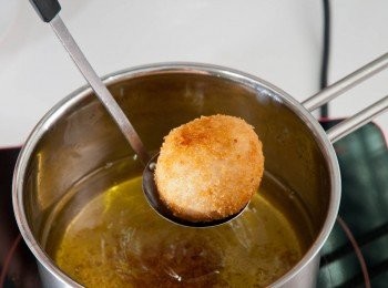 step8: 黏好麵包糠放入中火，油温約150oc，泡油後描起再回鑊炸至表面金黃香脆便可描起待涼上桌享用