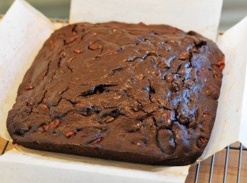 step8: 出爐後脫模，置於鐵架上放涼至室溫狀態，切成方形小塊即可