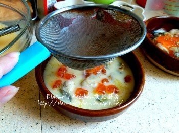 step7: 將蛋液用隔篩過篩入砵仔內 , 再放上油條