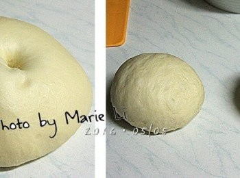 step2: 機器停止後，取出麵糰揉圓
蓋上保鮮膜讓它靜置發酵一個小時
手指頭沾粉，往麵糰中間壓下
形成一個凹陷不回彈就是發酵完成啦！

發酵好的麵糰等分成 2 份
靜置約10分鐘醒麵