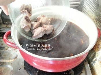 step9: 放入滷水汁內煮滾 , 蓋上蓋繼續用慢火煮10分鐘