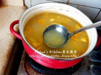 step8: 轉用中火不停拌勻煮至冰糖完全溶掉 , 最後加入橙肉拌勻熄火焗10分鐘即可