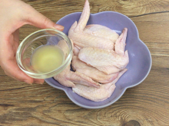 step2: 灑上適量海鹽及薑汁，醃25分鐘。