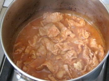 step3: 豬肉片連<span class="group_2">醃料</span>同下鑊煮熟後備用