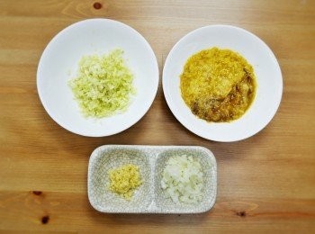 step1: 步驟1：
取碗放入蟹肉、蟹腿、米酒浸泡5分鐘，蒜、洋蔥、高麗菜洗淨切末，泡菜切碎備用。