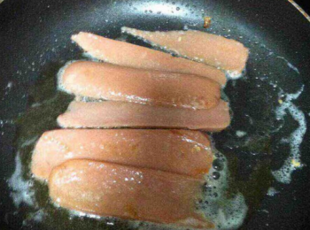 step3: 繼續放入火腿煎，取出放一旁。