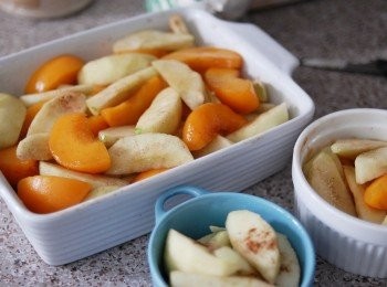 step1: 先將蘋果去皮，切厚薄片，蜜桃瀝乾水份，切厚片。淋上檸檬汁以防變黑。下一湯匙紅糖及肉桂粉拌勻，放入烤盤內