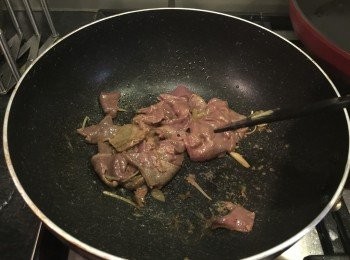 step2: 韭菜沖洗好，切短。豆芽菜沖洗後晾乾水。
中火開鑊，1湯匙油，先炒香薑絲, 
加入豬肝，轉中大火快炒45秒，贊米酒