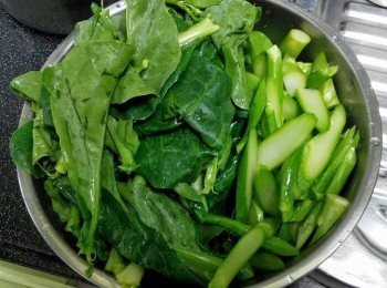 step1: 芥蘭洗淨後，將葉和梗分開，把梗切成斜片備用。