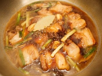 step4: 接著將所有材料加入鍋中，煮滾後轉成小火慢慢燉煮。