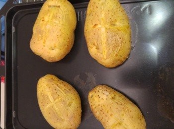 step3: 當焗到15分鐘後將薯仔轉一轉位置順便測試薯仔軟度再決定餘下的時間。