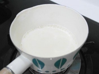 step4: 取一鍋倒入牛奶開小火~~倒入剛剛拌好的蛋黃砂糖..邊煮邊攪拌至無砂糖顆粒關火!!!